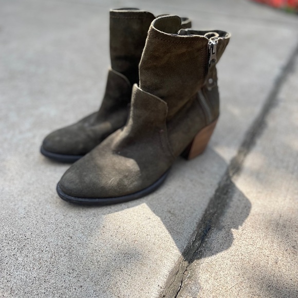 Women’s Leather Boots - Picture 1 of 3